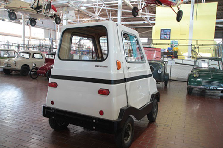 Mặc dù chỉ có một ghế ngồi, ACOMA Mini Comtesse vẫn có hai cánh cửa, một cửa mở ngang bình thường bên phải và một cửa mở kiểu cánh chim bên trái. Mức bán đấu giá dự kiến của nó cũng là 6.400 USD – 12.800 USD (tương đương khoảng 149 triệu đến 297 triệu đồng).