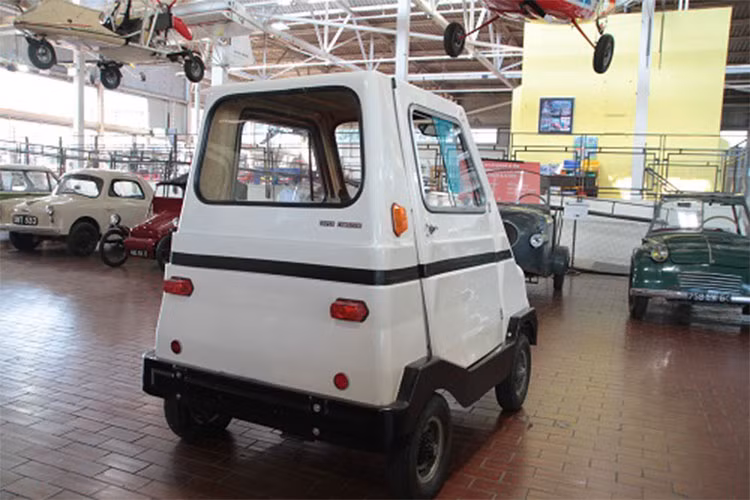 Mặc dù chỉ có một ghế ngồi, ACOMA Mini Comtesse vẫn có hai cánh cửa, một cửa mở ngang bình thường bên phải và một cửa mở kiểu cánh chim bên trái. Mức bán đấu giá dự kiến của nó cũng là 6.400 USD – 12.800 USD (tương đương khoảng 149 triệu đến 297 triệu đồng).