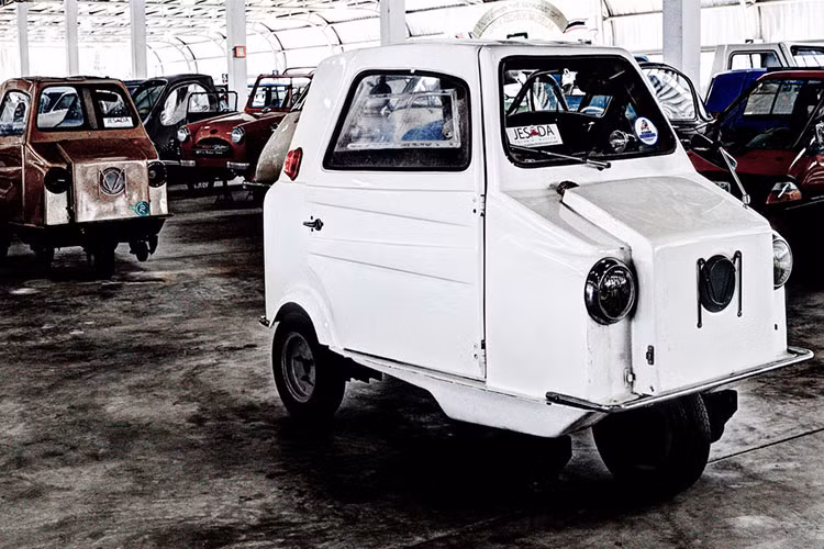 Hai trong số những chiếc xe ôtô nhỏ nhất thế giới sẽ được mang ra bán đấu giá tại RM Sotheby's Battersea trong tháng 9/2018 tới đây, và cho dù chắc chắn chúng sẽ không phá kỷ lục gì ghê gớm, nhưng chúng vẫn đủ “dị” để thu hút sự chú ý của những người mê xe tò mò.