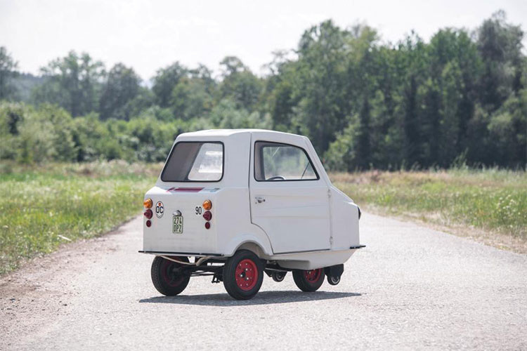 Mẫu ôtô tí hon ACOMA thứ 2 được mang ra bán đấu giá trong đầu tháng 9 tới là ACOMA Mini Comtesse 1975, một mẫu xe ba bánh được chế tạo ở Pháp. Chỉ dài 1,7m, nó lắp vừa một động cơ 49 cc chỉ sản sinh cỡ 3 mã lực. Và chiếc xe “bất thường này” có tốc độ tối đa dưới 32 km/h.