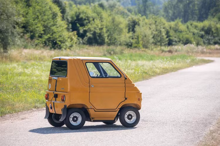 Mẫu xe siêu nhỏ Zele 1000 có cự li di chuyển 80 km, và có thể “bò” lên tốc độ tối đa 40 km/h. Có chiều dài dưới 2m, chiếc xe đã được lái bởi chủ nhân trong 11 năm trước khi chuyển qua hai bộ sưu tập tư nhân và làm đối tượng cho một dự án phục hồi từ A-Z.