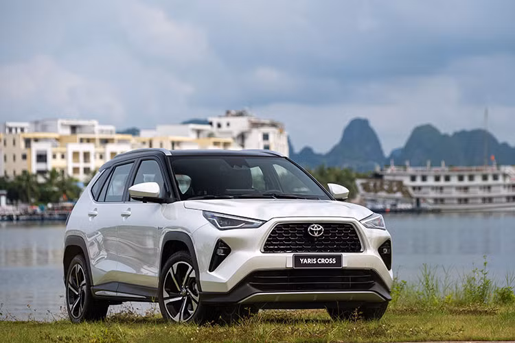 Về thiết kế, Toyota Yaris Cross 2023 có ngoại hình hầm hố, đậm chất SUV. Phần đầu xe được tích hợp lưới tản nhiệt đa giác đi kèm họa tiết hình chữ nhật. Toàn bộ các chi tiết ở đầu xe đều được bố trí theo phương ngang. Đi kèm bộ khuếch tán làm tăng cá tính cho mặt ca-lăng. 