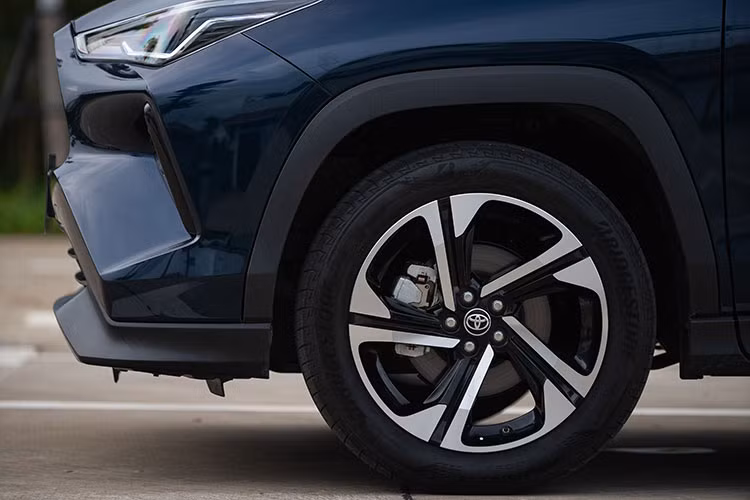 Xe còn được trang bị các công nghệ an toàn tiên tiến hỗ trợ tối đa cho người lái như Cảnh báo tiền va chạm (PCS), Hỗ trợ giữ làn (LKC), Đèn chiếu xa tự động (AHB), Kiểm soát hành trình chủ động (ACC), Cảnh báo phương tiện phía trước khởi hành (FDA), Kiểm soát vận hành chân ga (PMC) cùng các tính năng an toàn khác như Camera 360, 4 cảm biến trước và sau, 6 túi khí,…