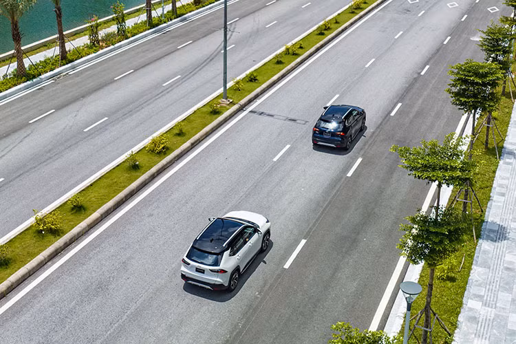 Xe sẽ có 2 tùy chọn động cơ. Thứ nhất là bản tiêu chuẩn sử dụng động cơ 2NR-VE 1.500 cc 4 xy-lanh VVT-i cho công suất 105 mã lực, mô-men xoắn 138Nm. Thứ hai là bản hybrid dùng động cơ 2NR-VEX có chung dung tích xy-lanh nhưng có công suất nhỉnh hơn một chút (110 mã lực), mô tơ điện ở bản này có thông số riêng là 79 mã lực/141 Nm.