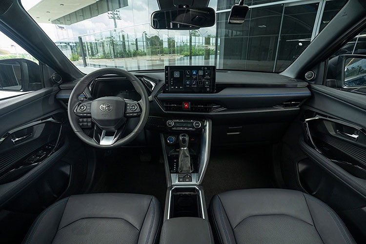 Yaris Cross sở hữu không gian nội thất rộng rãi, tiện dụng, với nhiều tiện ích hiện đại. Kính trần xe toàn cảnh với tấm che nắng điều khiển điện, cùng trang bị cốp điện và tính năng mở cốp rảnh tay (đá cốp) trên phiên bản Hybrid góp phần làm tăng trải nghiệm thú vị cho khách hàng.