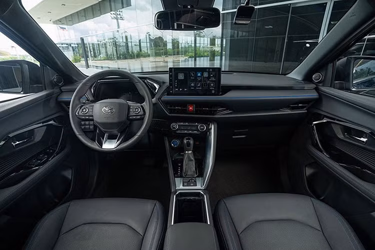 Yaris Cross sở hữu không gian nội thất rộng rãi, tiện dụng, với nhiều tiện ích hiện đại. Kính trần xe toàn cảnh với tấm che nắng điều khiển điện, cùng trang bị cốp điện và tính năng mở cốp rảnh tay (đá cốp) trên phiên bản Hybrid góp phần làm tăng trải nghiệm thú vị cho khách hàng.