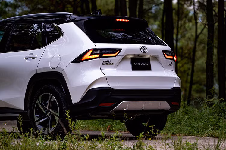 Toyota Yaris Cross mang đến lựa chọn “Xe xanh” cho khách hàng với phiên bản Hybrid cùng những ưu điểm vượt trội như Tăng tốc mượt mà, Tiết kiệm nhiên liệu, Lái xe yên tĩnh, và Giảm lượng khí thải. Nhằm nâng cao sự tự tin khi lái xe và bảo vệ hành khách. 