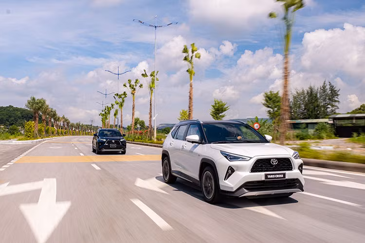 Hệ thống truyền động tiêu chuẩn của xe là dẫn động cầu trước. Biến thể hybrid sẽ chỉ có một tùy chọn hộp số tự động vô cấp CVT, trong khi biến thể chạy xăng sẽ thêm một tùy chọn số sàn 5 cấp. Hiện mức giá xe Toyota Yaris Cross tại Việt Nam chưa công bố, nhưng theo phía đại lý chính hãng hé lệ thì mức bán ra từ khoảng 730 - 760 triệu đồng ở phiên bản máy xăng. Phiên bản hybrid dự kiến sẽ có giá bán còn cao hơn.