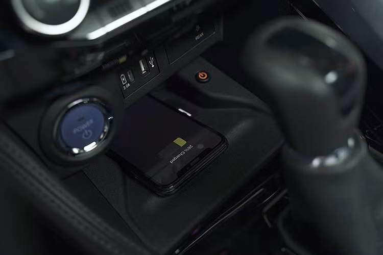 Với thiết kế thông minh, Toyota Yaris Cross hoàn toàn mới có sức chứa khoang hành lý dẫn đầu phân khúc với dung tích 458L (Phiên bản xăng) và 452L (Phiên bản Hybrid), cùng 2 cách bố trí tấm sàn giúp tăng thể tích khoang chứa đồ khi cần thiết.