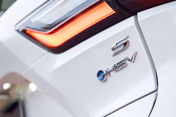 Xe còn có đèn pha dạng LED đi kèm đèn định vị ban ngày dạng LED với tạo hình mềm mại, ôm trọn nắp ca-pô. Cản trước dày dặn và được đặt ở vị trí khá cao giống như ‘đàn anh’ RAV4. Trong khi đó, thân xe mang nét đặc trưng của dòng crossover với vòm bánh xe cỡ lớn, được thiết kế vuông vức và đi kèm ốp nhựa màu đen.