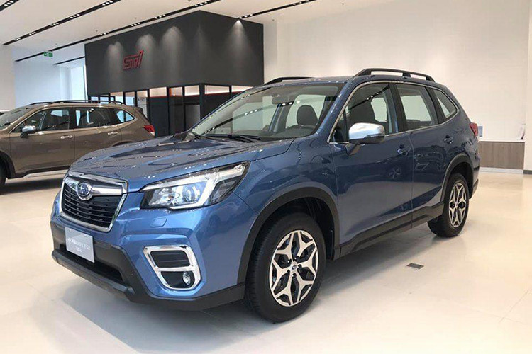 Về Việt Nam với 3 phiên bản, mẫu xe SUV Subaru Forester i-L 2019 là phiên bản thấp nhất có giá bán công bố 1,128 tỉ đồng, tuy nhiên hiện tại khách hàng có thể đặt mua xe với giá 990 triệu đồng - mức giá này hiện đang được nhà phân phối Subaru áp dụng đến hết tháng 8/2019 này.