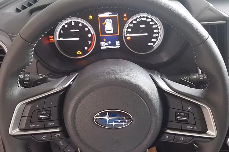 Subaru Forester 2019 được trang bị tiêu chuẩn vô lăng 3 chấu tích hợp nhiều nút bấm, Cruise Control và lẫy chuyển số, ghế ngồi được bọc da, hàng ghế trước chỉnh điện 8 hướng, hàng ghế sau gập 60/40, màn hình cảm ứng 8 inch tích hợp định vị, camera lùi, phanh tay điện tử + tính năng chống trôi Auto Hold, điều hòa tự động 2 vùng độc lập, 7 túi khí…