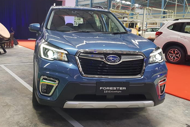 So với thế hệ tiền nhiệm, Subaru Forester 2019 mới thế hệ thứ 5 không có nhiều khác biệt ở ngoại hình, vẫn mang thiết kế hình hộp thực dụng. Những thay đổi mới trên xe là các viền chrome sáng ở lưới tản nhiệt, hốc đèn sương mù, cụm đèn trước dạng LED, đèn hậu LED thiết kế dạng chữ C, mâm xe hợp kim kích thước 18 inch.