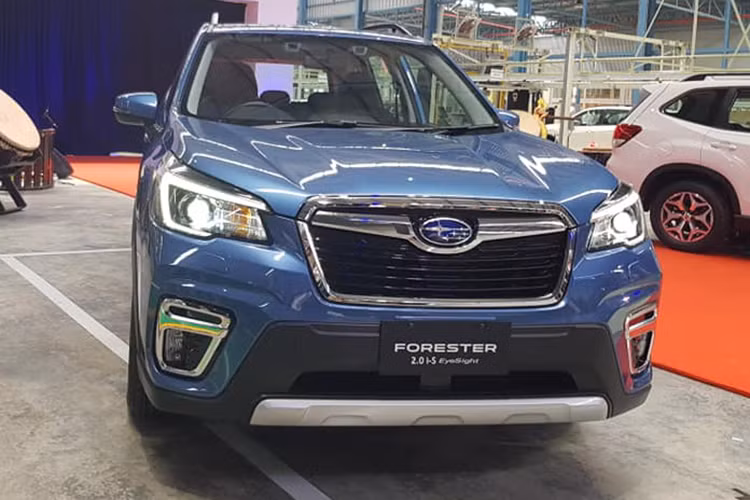 So với thế hệ tiền nhiệm, Subaru Forester 2019 mới thế hệ thứ 5 không có nhiều khác biệt ở ngoại hình, vẫn mang thiết kế hình hộp thực dụng. Những thay đổi mới trên xe là các viền chrome sáng ở lưới tản nhiệt, hốc đèn sương mù, cụm đèn trước dạng LED, đèn hậu LED thiết kế dạng chữ C, mâm xe hợp kim kích thước 18 inch.