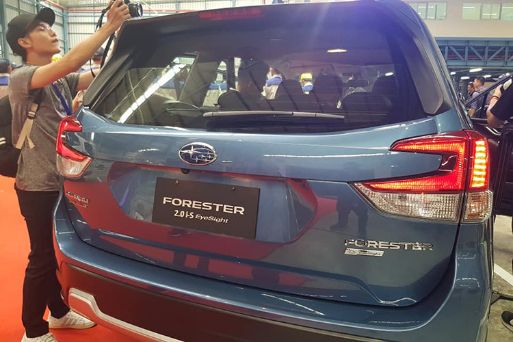 Các trang bị tiêu chuẩn trên xe bao gồm đèn pha tự động, gạt mưa tự động, thanh baga trên mui xe. Cột A của Subaru Forester được tinh chỉnh cùng với cửa sổ rộng giúp tầm nhìn tốt hơn. Ngoài ra, việc đặt gương chiếu hậu trên cửa thay vì cột A cũng hạn chế điểm mù. Xe được xây dựng trên công nghệ khung gầm toàn cầu Subaru Global Platform (SGP). 