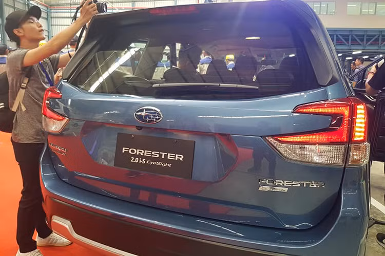 Các trang bị tiêu chuẩn trên xe bao gồm đèn pha tự động, gạt mưa tự động, thanh baga trên mui xe. Cột A của Subaru Forester được tinh chỉnh cùng với cửa sổ rộng giúp tầm nhìn tốt hơn. Ngoài ra, việc đặt gương chiếu hậu trên cửa thay vì cột A cũng hạn chế điểm mù. Xe được xây dựng trên công nghệ khung gầm toàn cầu Subaru Global Platform (SGP). 