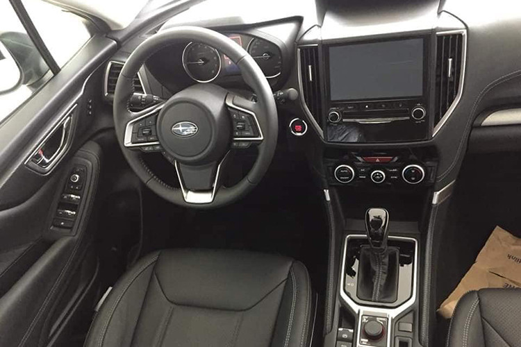 Bên trong nội thất, mẫu xe Subarru Forester i-L 2019 mới có khá đầy đủ các trang bị như bản i-S nhưng thiếu đi cốp xe đóng mở bằng điện, bàn đạp ga/thắng không được ốp nhôm thể thao, ngoài ra rất khó để phân biệt sự khác nhau giữa các phiên bản của Subaru Forester.