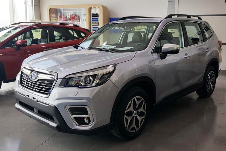 Phiên bản i-L vẫn sử dụng hệ dẫn động 4 bánh tuy nhiên chế độ lái X-Mode đơn giản hơn các phiên bản cao cấp. Nghĩa là xe thiếu đi các ch độ chạy đường bùn – tuyết, nhưng vẫn có thể leo địa hình với chế độ lái tự động. Các đối thủ chính của Forester là Honda CR-V (từ 973 triệu tới 1,083 tỷ đồng) và Mazda CX-5 (từ 899 triệu tới 1,019 tỷ đồng).
