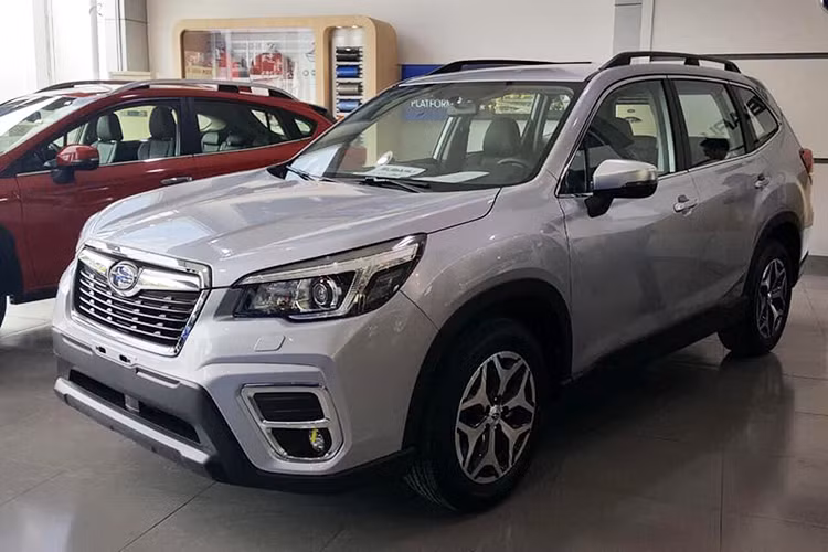 Phiên bản i-L vẫn sử dụng hệ dẫn động 4 bánh tuy nhiên chế độ lái X-Mode đơn giản hơn các phiên bản cao cấp. Nghĩa là xe thiếu đi các ch độ chạy đường bùn – tuyết, nhưng vẫn có thể leo địa hình với chế độ lái tự động. Các đối thủ chính của Forester là Honda CR-V (từ 973 triệu tới 1,083 tỷ đồng) và Mazda CX-5 (từ 899 triệu tới 1,019 tỷ đồng).