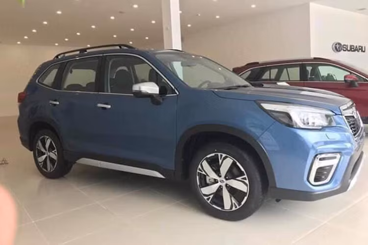 Như vậy, giá bán của Subaru Forester i-L hiện tại khá hợp lý, rẻ hơn đối thủ trực tiếp Honda CR-V. Tuy vậy, Subaru Forester chỉ có lựa chọn 5 chỗ ngồi thay vì 5+2 chỗ ngồi như Honda CR-V. Bù lại, Subaru Forester có sẵn hệ dẫn động 4 bánh với chế độ X-Mode, một trang bị hấp dẫn đối với những người đề cao khả năng vận hành.