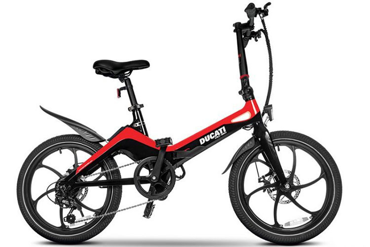 Mới đây, hãng xe môtô nổi tiếng thế giới tại Ý vừa chính thức cho ra mắt một mẫu xe đạp điện Ducati dành cho trẻ em với thiết kế cũng như tông màu đặc trưng của hãng.