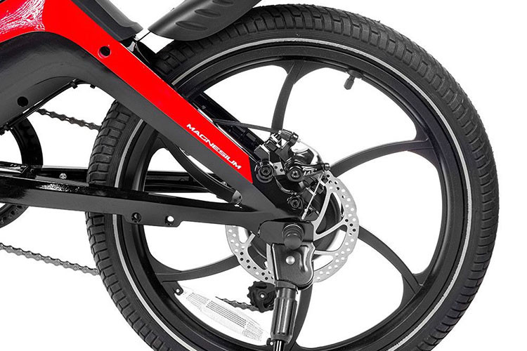 Theo thông số công bố, chiếc xe đạp điện di chuyển được quãng đường 50km và tốc độ tối đa 25km/h sau khi sạc đầy. Ngoài ra, MG-20 còn có một màn hình LCD hiển thị để điều khiển các chức năng và các mức hỗ trợ của động cơ điện từ 12 đến 25km/h.