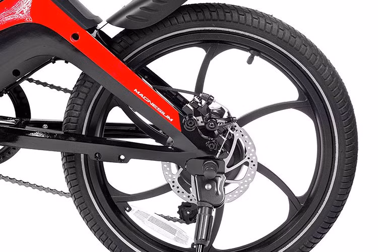 Theo thông số công bố, chiếc xe đạp điện di chuyển được quãng đường 50km và tốc độ tối đa 25km/h sau khi sạc đầy. Ngoài ra, MG-20 còn có một màn hình LCD hiển thị để điều khiển các chức năng và các mức hỗ trợ của động cơ điện từ 12 đến 25km/h.