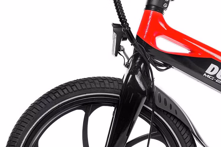 Trên chiếc xe đạp điện, một bộ mô tơ có công suất 250W - 36V cho sức mạnh lực kéo 10,8Nm và chuẩn chống nước và bụi IP54. Cung cấp năng lượng cho khối đông cơ này là bộ pin Samsung 10,5Ah cho ra dòng điện 36V-378W/h. 