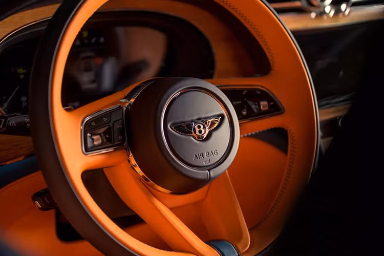 Do bản thân phần trước câu đã mang ý nghĩa chiếc Bentley dành cho nhà Peck, chính vì vậy việc có thêm hậu tố 's sở hữu cách là thừa thãi. Mặc dù vậy theo Bentley, bảng tên này được viết đúng "như khách hàng yêu cầu”.