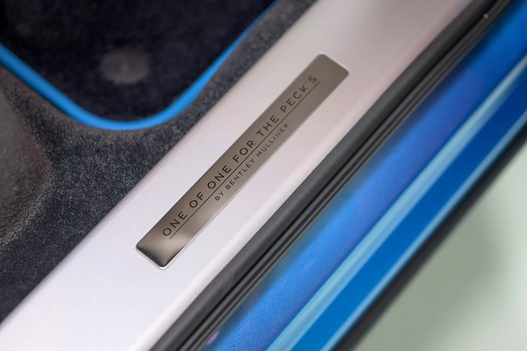 Chiếc Bentayga EWB Azure V8 First Edition độc nhất này được sơn màu xanh Kingfisher đặc biệt. Cặp đôi tin rằng việc kết hợp màu sơn đen Onyx sẽ giúp gắn kết mọi thứ lại với nhau và đặt thêm cả gói tuỳ chọn các chi tiết ngoại thất đen bóng Blackline đi kèm với mẫu xe. 