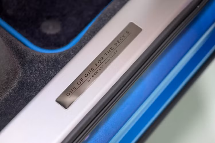 Chiếc Bentayga EWB Azure V8 First Edition độc nhất này được sơn màu xanh Kingfisher đặc biệt. Cặp đôi tin rằng việc kết hợp màu sơn đen Onyx sẽ giúp gắn kết mọi thứ lại với nhau và đặt thêm cả gói tuỳ chọn các chi tiết ngoại thất đen bóng Blackline đi kèm với mẫu xe. 