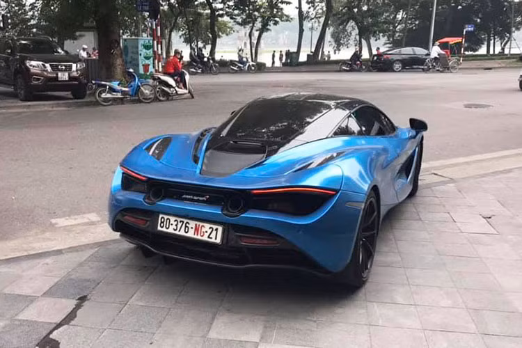 Động cơ kết hợp với hộp số SSG ly hợp kép 7 cấp, nhờ đó, siêu xe McLaren 720S có thể tăng tốc từ vị trí xuất phát lên 100 km/h chỉ trong thời gian 2,9 giây và giảm tốc từ 100-0 km/h trong 2,8 giây. Vận tốc tối đa của siêu xe McLaren 720S là 341 km/h. Chiếc McLaren 720S này còn được chủ nhân thay ống xả độ của Capristo mang đến "tiếng thở" ấn tượng hơn trước.