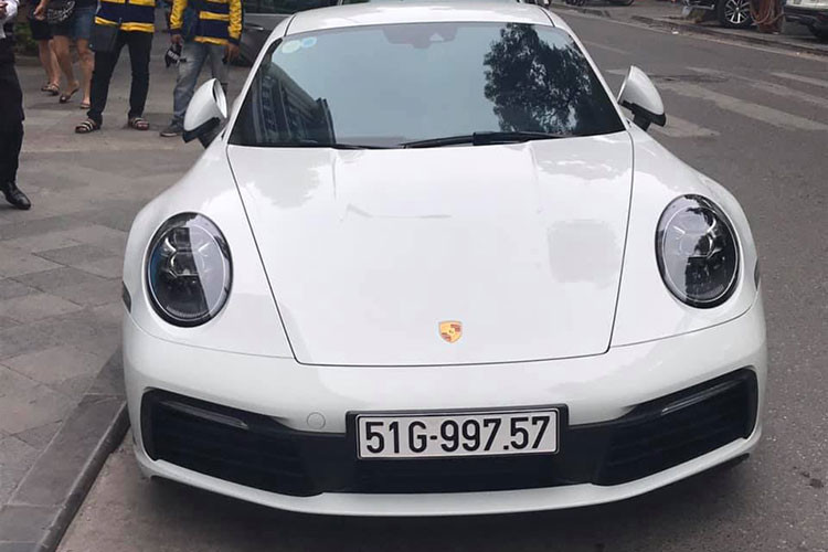Porsche 911 Carrera S 2020 đang đồng hành cùng vợ chồng Cường Đô la xuyên Việt sở hữu ngoại thất sơn màu trắng cùng các chi tiết sơn đen và bộ mâm sơn màu tương phản. Xe được nâng cấp động cơ 6 xi-lanh, dung tích 3.0 lít, tăng áp kép, sản sinh công suất tối đa 385 mã lực, tăng 15 mã lực so với thế hệ cũ. Nó chỉ mất thời gian 3,7 giây để có thể tăng tốc từ vị trí xuất phát lên 100 km/h trước khi đạt vận tốc tối đa 308 km/h.