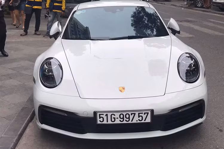 Porsche 911 Carrera S 2020 đang đồng hành cùng vợ chồng Cường Đô la xuyên Việt sở hữu ngoại thất sơn màu trắng cùng các chi tiết sơn đen và bộ mâm sơn màu tương phản. Xe được nâng cấp động cơ 6 xi-lanh, dung tích 3.0 lít, tăng áp kép, sản sinh công suất tối đa 385 mã lực, tăng 15 mã lực so với thế hệ cũ. Nó chỉ mất thời gian 3,7 giây để có thể tăng tốc từ vị trí xuất phát lên 100 km/h trước khi đạt vận tốc tối đa 308 km/h.