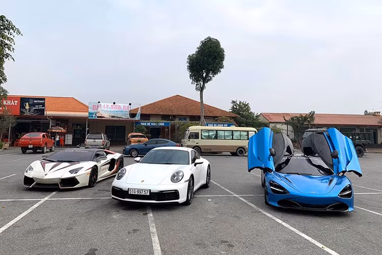 Hiện tại, đoàn siêu xe này đã có mặt ở Sapa, tỉnh Lào Cai. Đây là lần thứ hai thành phố du lịch không bao giờ ngủ của Tây Bắc đoán dàn siêu xe rất ấn tượng của nhà giàu Việt. Lần đầu tiên là tại hành trình Car Passion 2018 đã có hơn 10 siêu xe kéo nhau từ Hà Nội lên Sapa "show hàng".