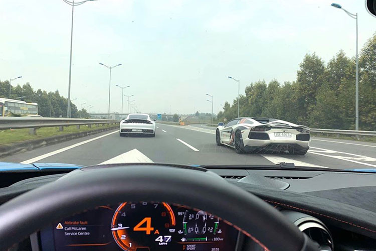 Trên đường di chuyển từ Hà Nội đi Sapa của bộ 3 siêu xe Lamborghini Aventador LP700-4, Porsche 911 Carrera S 2020 và McLaren 720S.