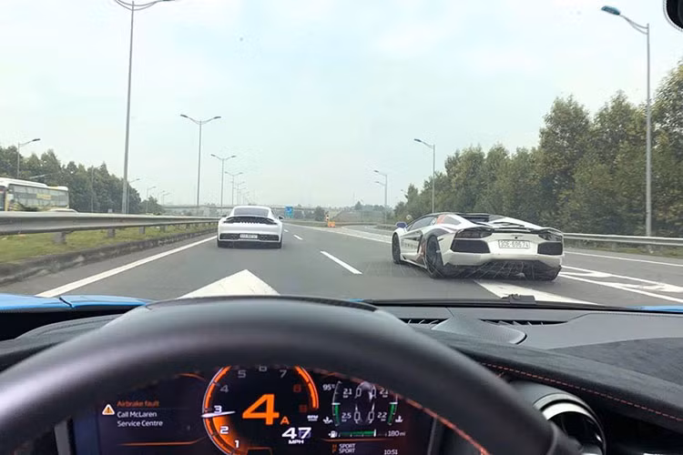 Trên đường di chuyển từ Hà Nội đi Sapa của bộ 3 siêu xe Lamborghini Aventador LP700-4, Porsche 911 Carrera S 2020 và McLaren 720S.