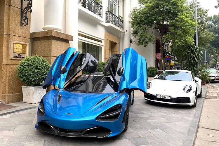 Sau khi cùng vợ lái chiếc xe thể thao Porsche 911 Carrera S 2020 đi xuyên Việt từ Sài thành trong tối ngày 9/11/2019, địa gia siêu xe Cường Đô la lại tiếp tục bắt đầu thực hiện hành trình di chuyển từ Hà Nội lên Sapa, tỉnh Lào Cai vào sáng nay, ngày 12/11/2019.