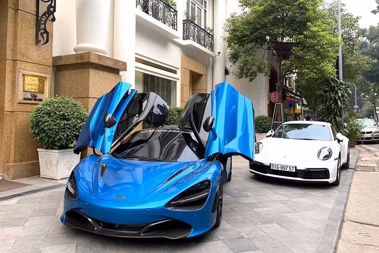 Sau khi cùng vợ lái chiếc xe thể thao Porsche 911 Carrera S 2020 đi xuyên Việt từ Sài thành trong tối ngày 9/11/2019, địa gia siêu xe Cường Đô la lại tiếp tục bắt đầu thực hiện hành trình di chuyển từ Hà Nội lên Sapa, tỉnh Lào Cai vào sáng nay, ngày 12/11/2019.