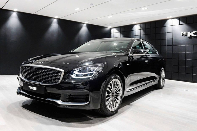 K9 mới được Kia giới thiệu một ngôn ngữ thiết kế hiện đại, thanh lịch, lấy cảm hứng từ ý tưởng "Gravity of Prestige" (tạm dịch: sức hấp dẫn của sự uy tín), để định hình vẻ sang trọng và thanh tao. Trong khi đó, với ý tưởng thay đổi hình dạng của năng lượng tụ hội, một lưới tản nhiệt đặc trưng mới là điểm đáng chú ý ở phần đầu của K9.