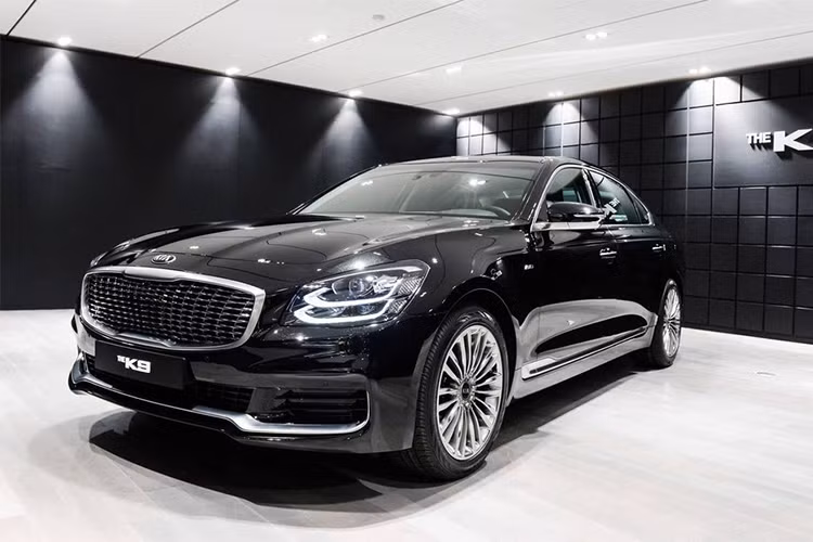 K9 mới được Kia giới thiệu một ngôn ngữ thiết kế hiện đại, thanh lịch, lấy cảm hứng từ ý tưởng "Gravity of Prestige" (tạm dịch: sức hấp dẫn của sự uy tín), để định hình vẻ sang trọng và thanh tao. Trong khi đó, với ý tưởng thay đổi hình dạng của năng lượng tụ hội, một lưới tản nhiệt đặc trưng mới là điểm đáng chú ý ở phần đầu của K9.
