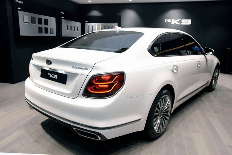 Theo hãng xe Hàn Quốc, Kia K9 thế hệ mới kết hợp thiết kế ngoại thất lịch lãm sang trọng, hiệu năng vận hành cao và một không gian cabin rộng rãi, các vật liệu cao cấp, thiết kế tinh tế. Hãng cũng sẽ ứng dụng nhiều công nghệ tiên tiến hàng đầu hiện nay, như các công nghệ bảo vệ an toàn, tiện nghi nội thất cũng như hỗ trợ lái xe thông minh. 