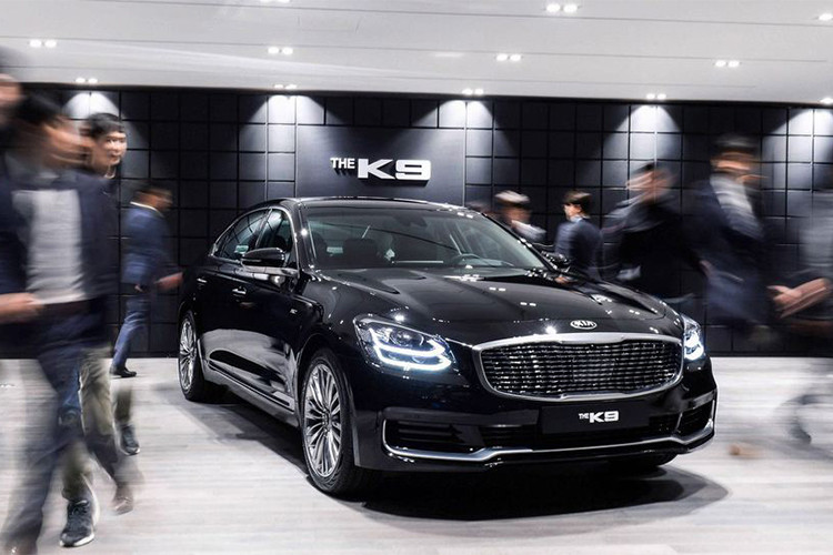 Theo số liệu từ Carsalesbase, Kia đã chỉ bán được 455 chiếc xe tại thị trường Mỹ trong năm ngoái, con số này kém xa so với chỉ tiêu mà Kia đề ra. Trong khi đó, đối thủ nhà Genesis – mẫu G80 đã bán được tổng cộng 16.214 xe. Với việc Kia K900 hiện tại đang có giá 49.900 USD, Genesis G90 có giá 68.350 USD, phiên bản mới sẽ có giá nằm giữa 2 mốc trên.
