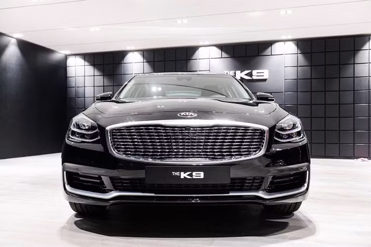 Hyundai, Kia và thương hiệu hạng sang Genesis đã và đang sẽ phát triển, nâng cấp những chiếc sedan cỡ lớn như: K900/Quoris/K9 và G80 để chúng trở nên thu hút khách hàng hơn nhằm đối đầu với các hãng xe đến từ Đức và Nhật như: Audi A8, BMW 7 Series, Mercedes S-Class và Lexus LS. 