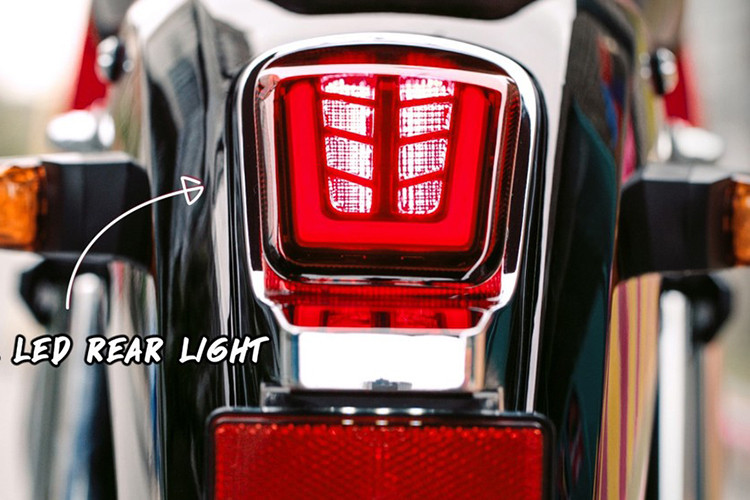 Toàn bộ hệ thống chiếu sáng trên xe, bao gồm đèn pha, đèn hậu và đèn xinhan đều ứng dụng công nghệ LED hiện đại. Yên xe Super Cub Popz có hai mảnh, trong đó yên sau được vuốt tròn và có thể tháo rời.