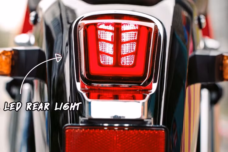 Toàn bộ hệ thống chiếu sáng trên xe, bao gồm đèn pha, đèn hậu và đèn xinhan đều ứng dụng công nghệ LED hiện đại. Yên xe Super Cub Popz có hai mảnh, trong đó yên sau được vuốt tròn và có thể tháo rời.