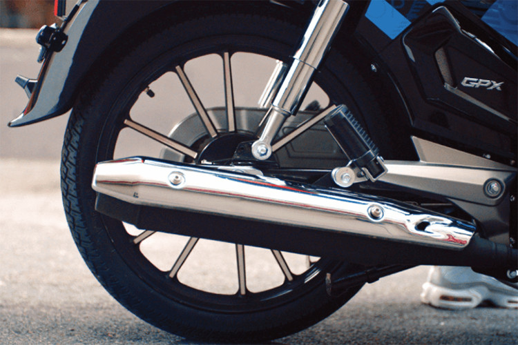 Hệ thống treo trên xe gồm cặp phuộc trước dạng ốngl ồng và giảm xóc lò xo đôi phía sau, đi kèm là cặp vành đúc cùng phanh đĩa trước và phanh tang trống phía sau. Bình xăng của xe có dung tích 4 lít, chiều cao yên ở mức 760 mm. GPX Super Cub Popz có hai bản động cơ là 110 cc và 125 cc. 