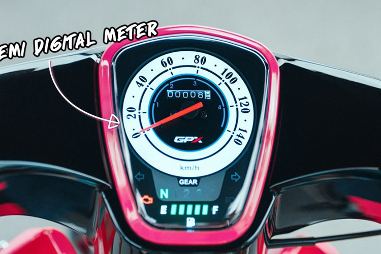 Tổng thể xe khá trẻ trung và nghịch ngợm nhờ phong cách khối màu nổi bật. Theo đó, GPX Super Cub Popz 110 có 5 tuỳ chọn màu gồm Cam Đen, Xanh Đen, Đen Đỏ, và Hồng Đen.Bảng đồng hồ analog của xe mang vẻ cổ điển, nhưng có đèn nền LED rất sáng.