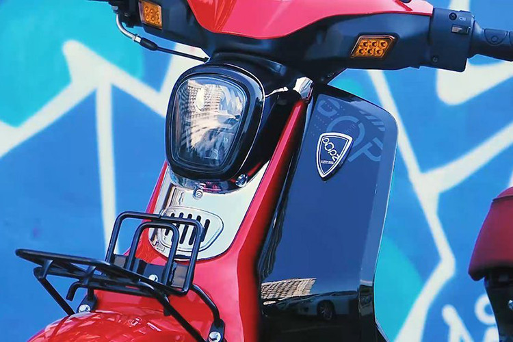 Các chi tiết của xe mang hơi hương xe máy Honda Cub được thể hiện qua các chi tiết đèn pha hình chữ nhật được bo tròn ở góc, ốp viền màu đen, trong khi đó đèn hậu có tạo hình tương tự được ốp viền crôm...