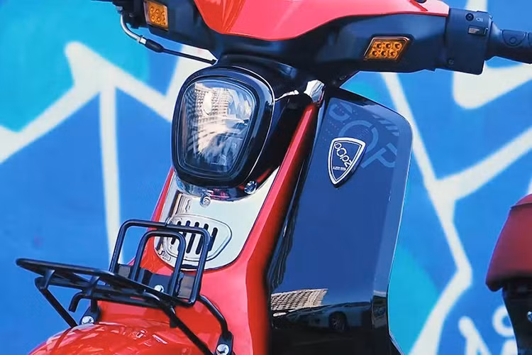 Các chi tiết của xe mang hơi hương xe máy Honda Cub được thể hiện qua các chi tiết đèn pha hình chữ nhật được bo tròn ở góc, ốp viền màu đen, trong khi đó đèn hậu có tạo hình tương tự được ốp viền crôm...